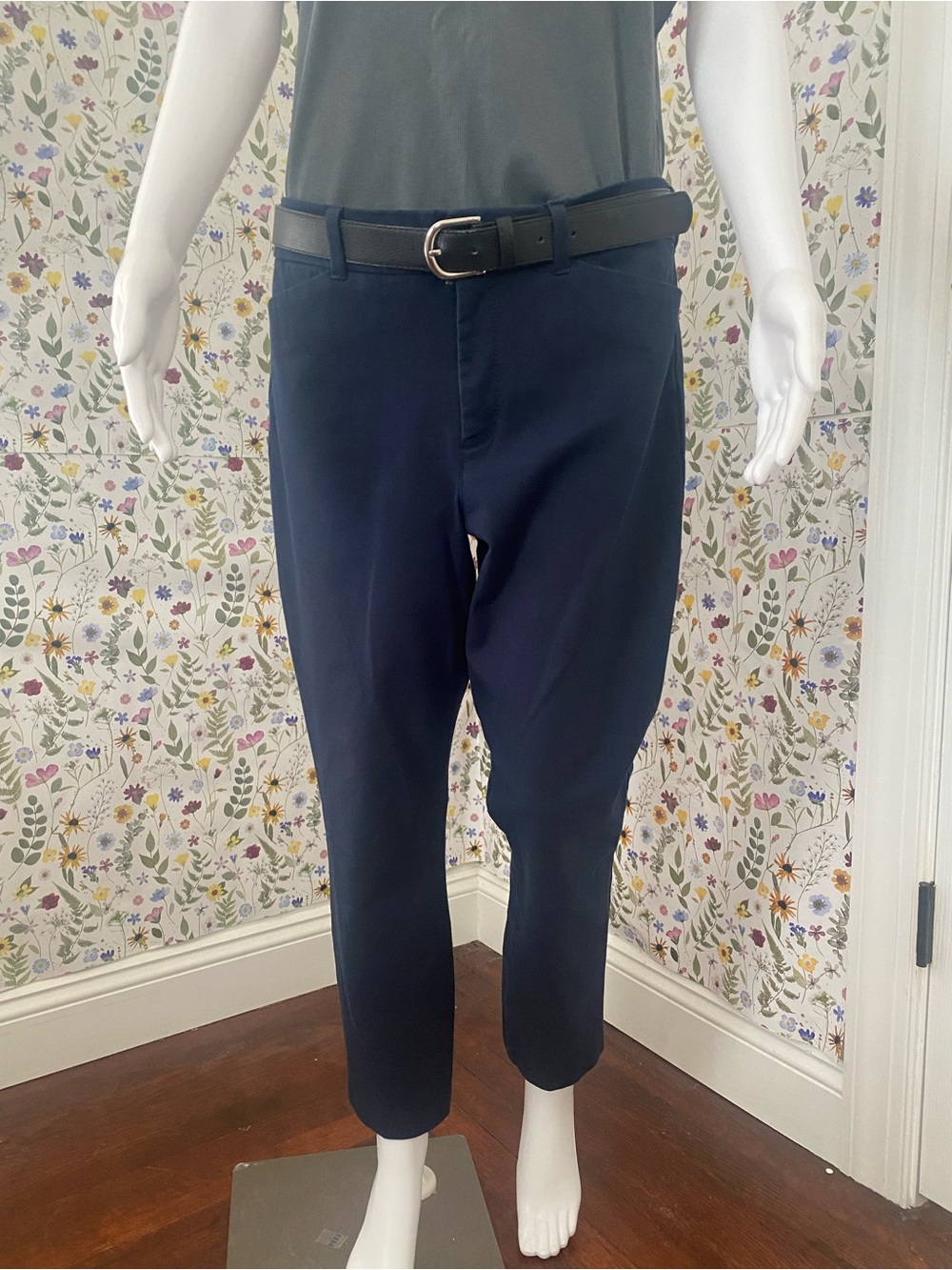 Old Navy Women’s Navy High-rise Pixie Pants in Size 12